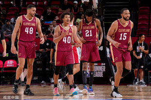 詹姆斯篮板抢断关键时刻锁定胜局（詹姆斯关键篮板与抢断，一举锁定胜利）