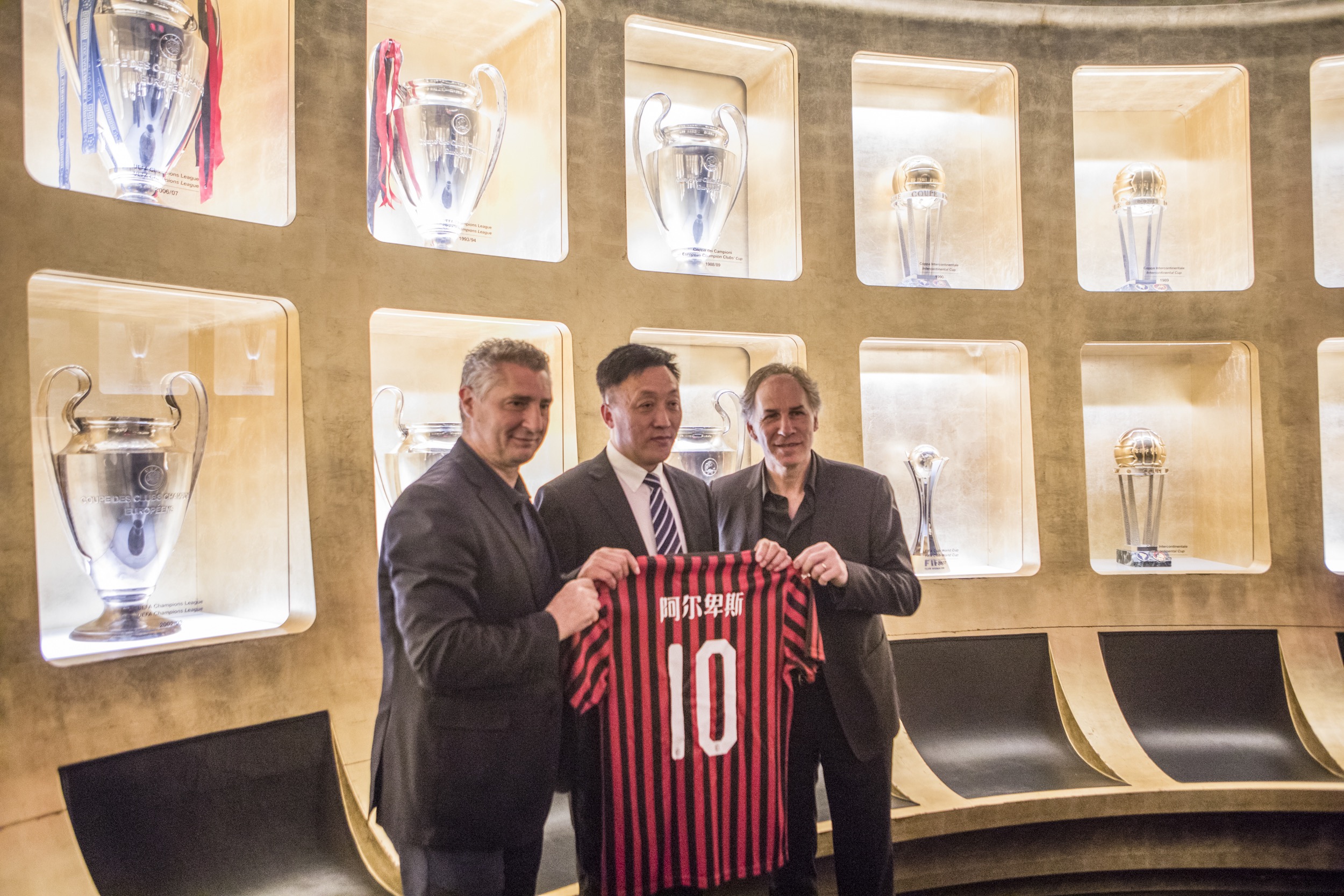 加图索：我要向球迷道歉；上半场很不错，下半场我们变得胆怯（加图索向球迷致歉：上半场表现不俗，下半场我们踢得畏缩）