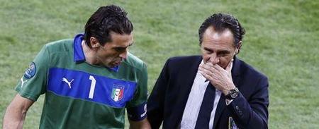 热议汪士钦红牌：对方踢人很隐蔽；染红动作太业余，狂性大发（汪士钦红牌掀争议：对手暗踢难察，染红动作过于业余，情绪一度失控）