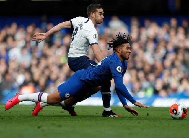 欧冠半场：阿纳别科夫屡送神扑，凯拉特0-0奥林匹亚科斯（欧冠半场：阿纳别科夫高接低挡，凯拉特与奥林匹亚科斯互交白卷）