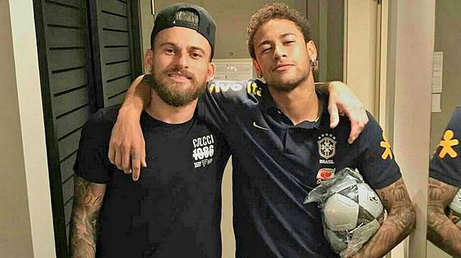 媒体人：王钰栋签欧洲经纪公司有足协的推动，只给了短期授权（媒体人称：在足协推动下，王钰栋与欧洲经纪公司签约，授权期仅为短期）