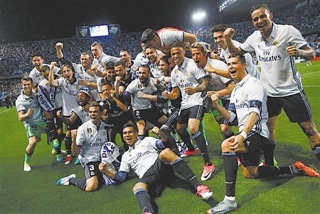 太疼了，萨勒马克尔斯被对手踩中后在地上抽动（萨勒马克尔斯遭对手踩踏后痛苦抽搐倒地）