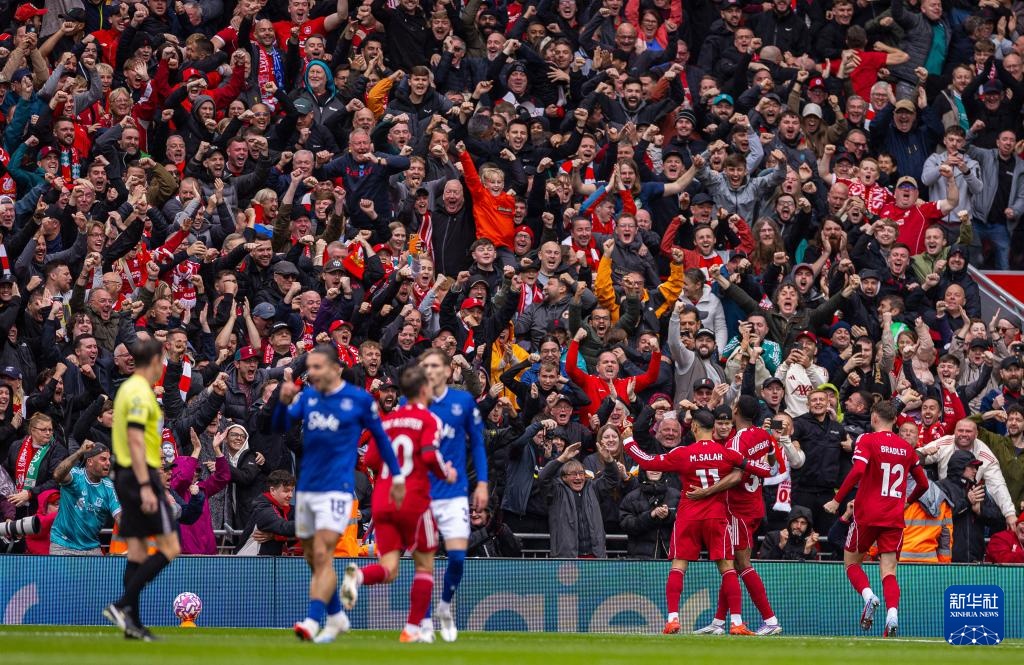 顶流对决！年终大战八强出炉：C罗PK安东尼、姆巴佩vs梅西（八强出炉！年终巅峰之战：C罗迎战安东尼，姆巴佩对垒梅西）