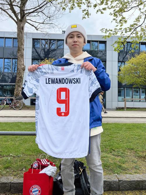 每体：奥尔莫是巴萨新的中场多面手，他的特质符合弗里克需求（每体：奥尔莫成巴萨中场新全能棋子，特性契合弗里克战术需求）