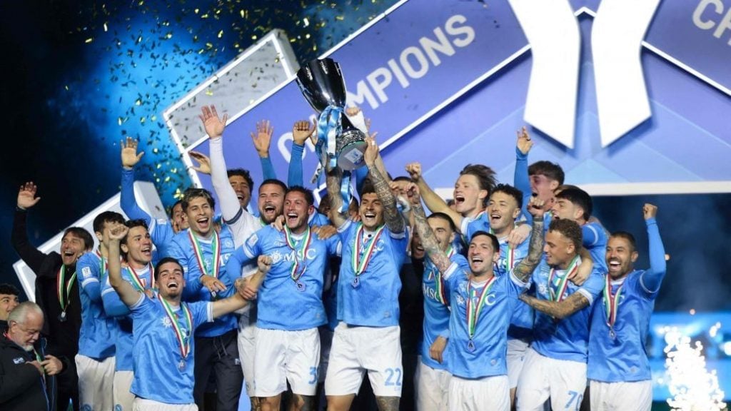 泪目！足协杯冠军奖杯被带回工体，放在已故球迷杨雪的座位旁（致敬已故球迷杨雪：足协杯冠军奖杯回到工体，放在她的座位旁）