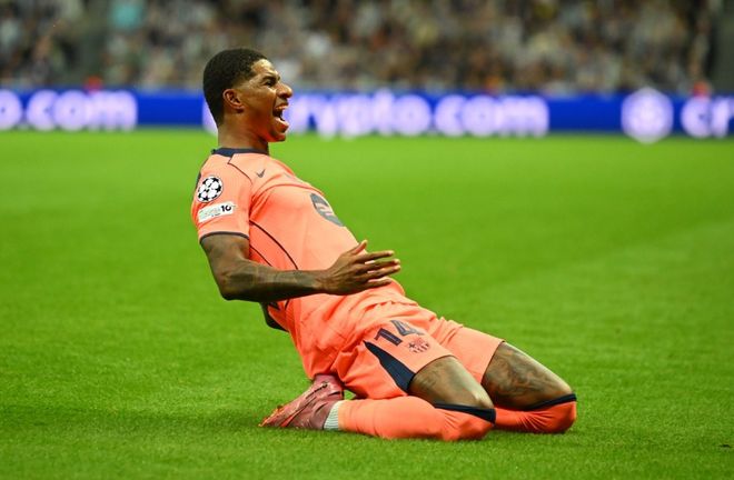 奥格斯堡0-0云达不莱梅，施密德错失良机（奥格斯堡与云达不莱梅0-0收场，施密德挥霍良机）