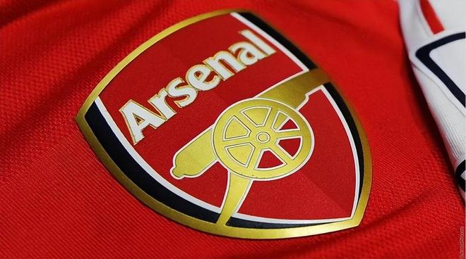 卡拉布里亚欧联攻入制胜球！挑球扣过对手+外脚背撩射一气呵成（欧联赛场卡拉布里亚制胜一击：挑球过人后外脚背劲射，一气呵成）