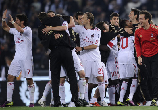 半场：米兰1-2都灵，拉比奥世界波，托莫里送点，莱奥伤退（半场战报：米兰1-2落后都灵，拉比奥轰出世界波，托莫里送点，莱奥伤退）