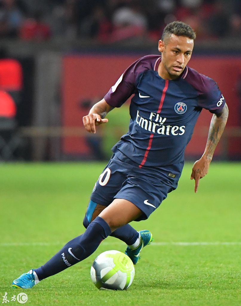 基米希穿充气南瓜装庆祝万圣节，德国队友劳姆赞其为“超模”（基米希穿充气南瓜服庆祝万圣节，德国队友劳姆直呼像超模）